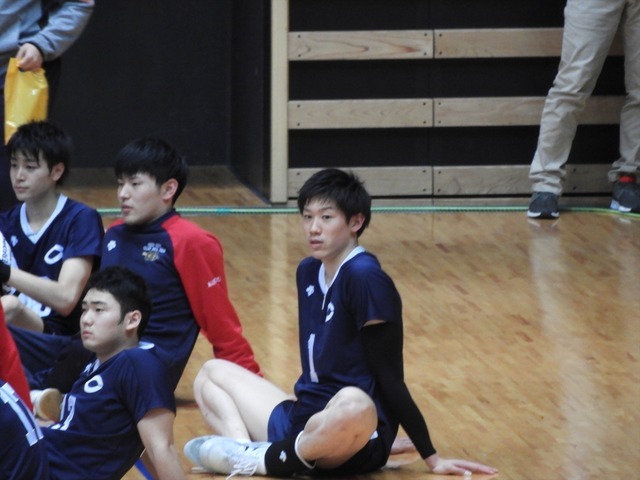 試合後のクールダウンの中央大・石川祐希君