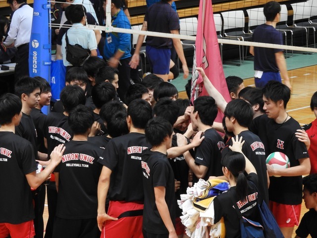 試合前に武器に集まり気合を入れる日大