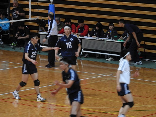 コートを駆ける日体大選手たち