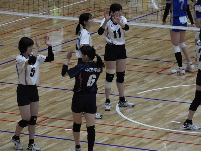 試合前の中国学園大、11番は則末美穂さん（３年・岡山理大付）