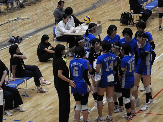 東北福祉大選手たち、左端は佐藤伊知子監督