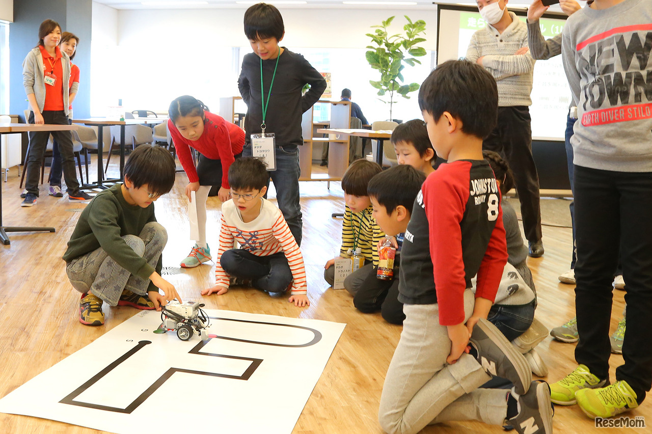 小学3年生から受講（目安）できる「ロボットプログラミングコース」の発表に1年生は興味津々