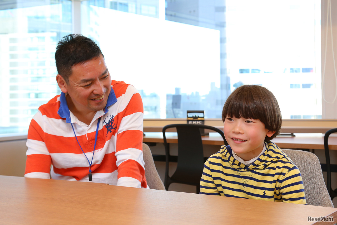 「仕事をするお父さんとパソコンを並べてプログラミングを書く」チカダ トラノスケくん
