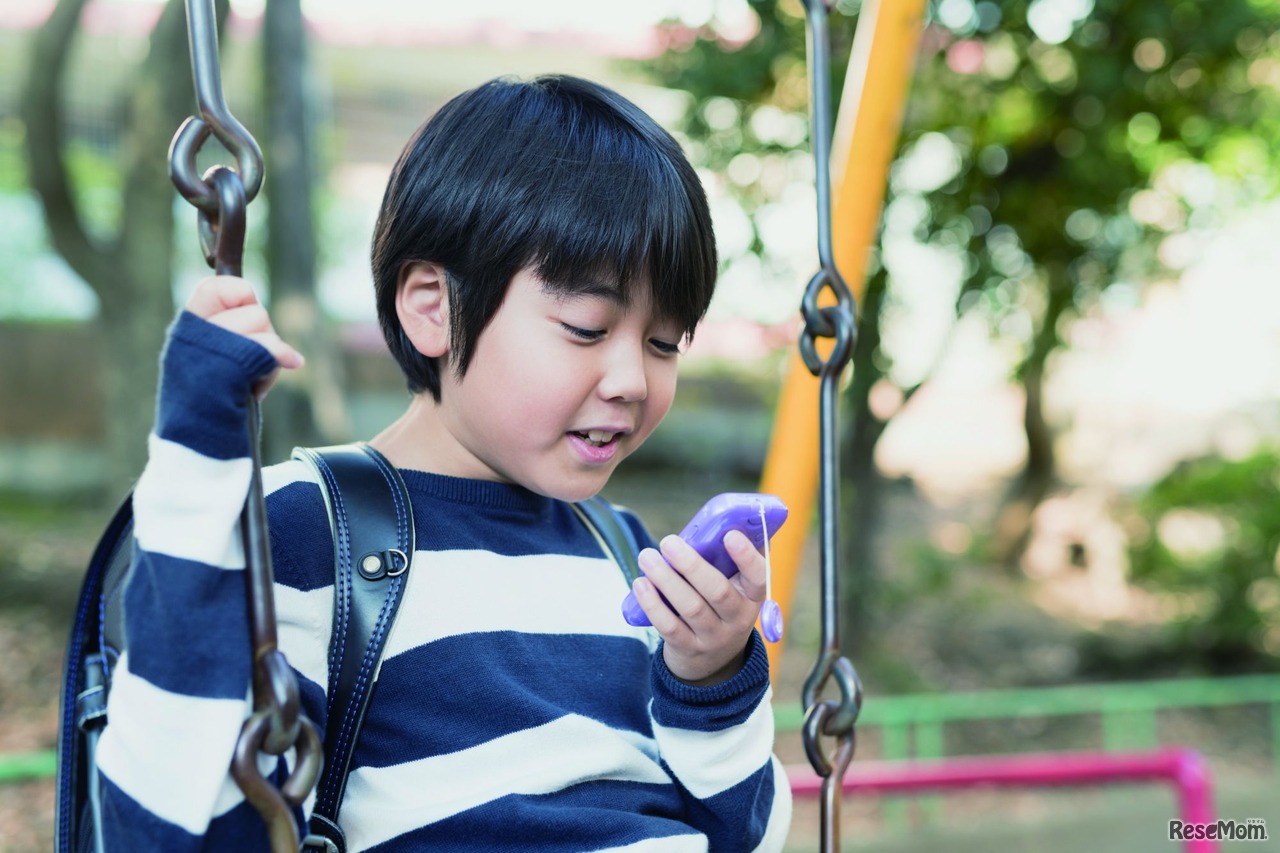 タッチパネルと音声操作のキッズ向けケータイ「mamorino4」