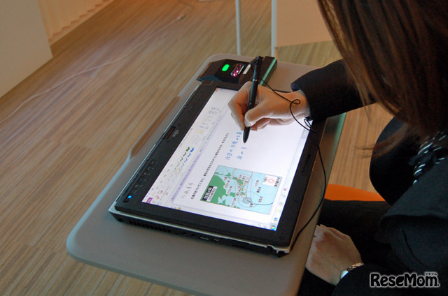 児童が各自のタブレットPCに配布されたワークシートに記入