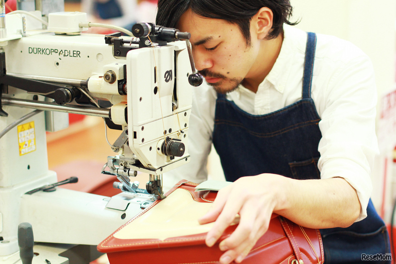 職人によるランドセルづくりのようす