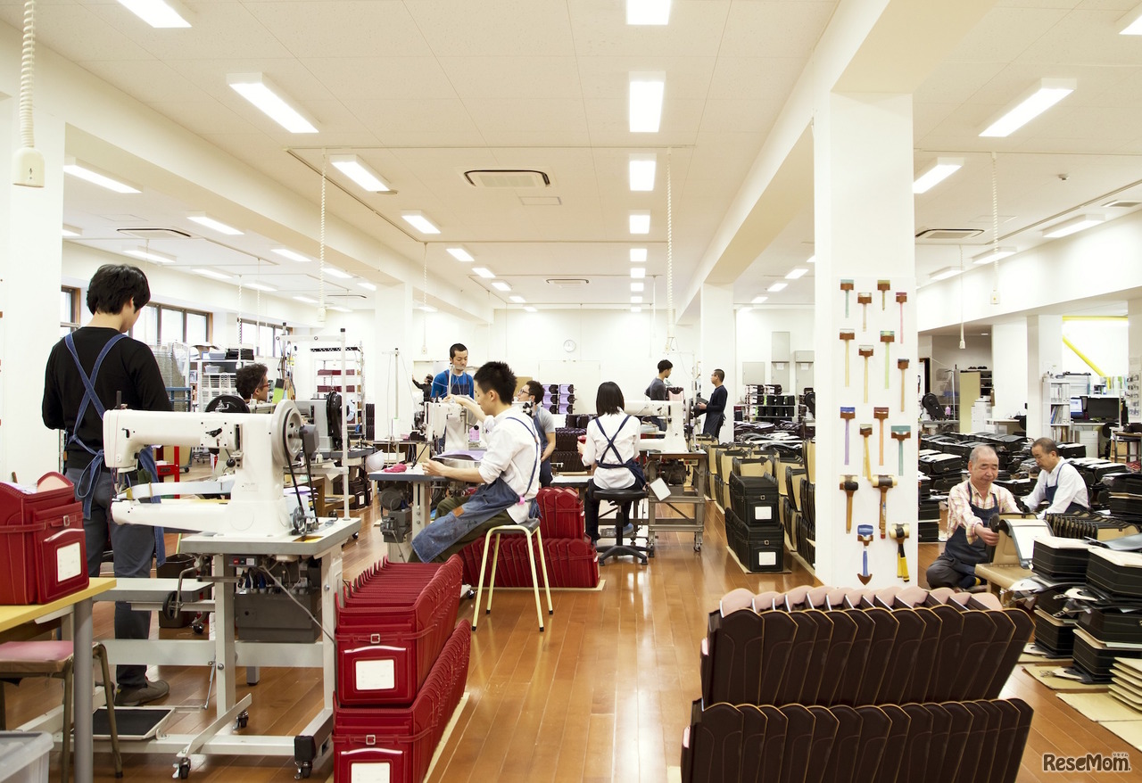 職人によるランドセルづくりのようす