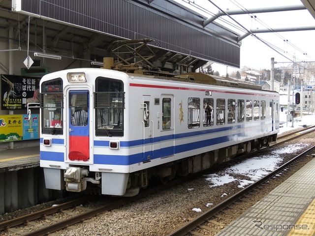 まつだい駅で発車を待つほくほく線の普通列車。松代工務区（右奥）で除雪体験が行われる。