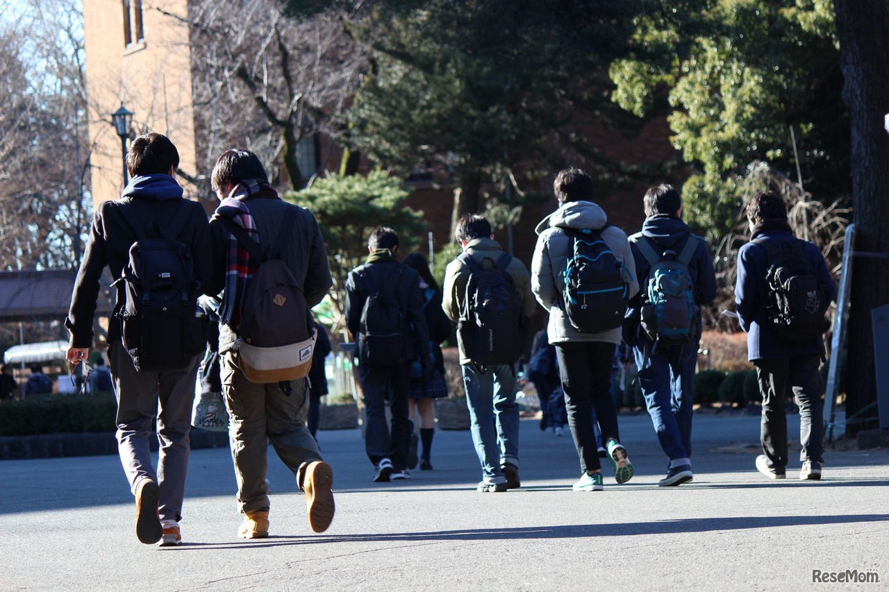 平成30年度大学入試センター試験が始まった。写真は一橋大学国立キャンパス・西キャンパス内で試験室へ向かう受験生のようす