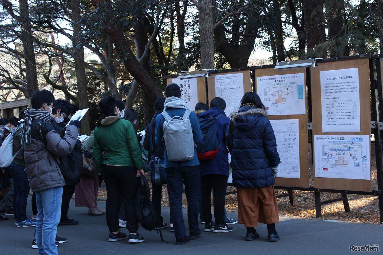 一橋大学国立キャンパス・西キャンパス内の案内板で試験場の位置を確認。目立った混乱はなかった