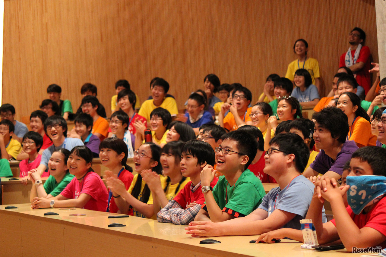 写真は過去のライフイズテックサマーキャンプのようす（2017年7月　東京大学 本郷キャンパスの福武ホールでのようす　リセマム編集部撮影）