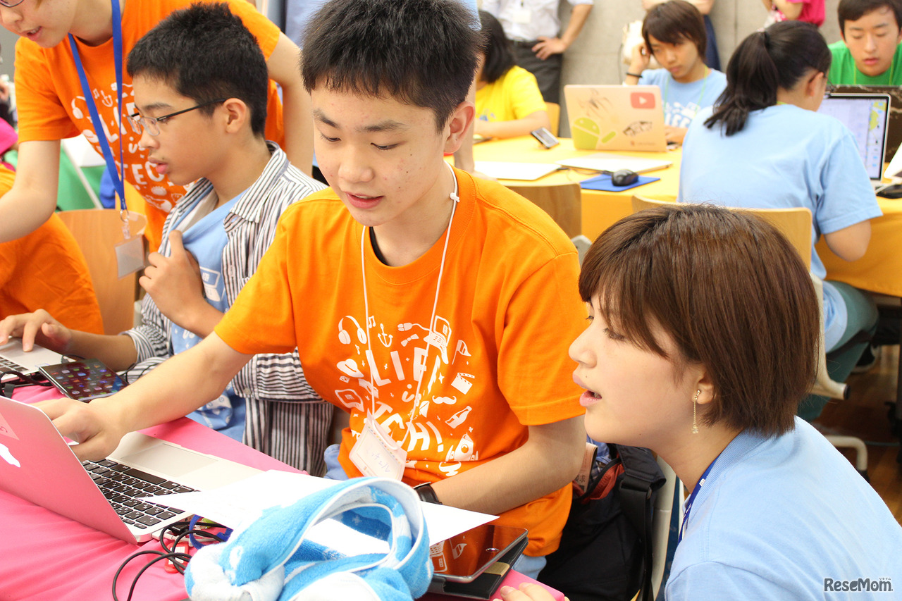 各チームには「メンター」と呼ばれる担任スタッフが1名つく。手取り足取り教えるのではなく、よき相談相手として「ひらめき」のヒントを授けていた