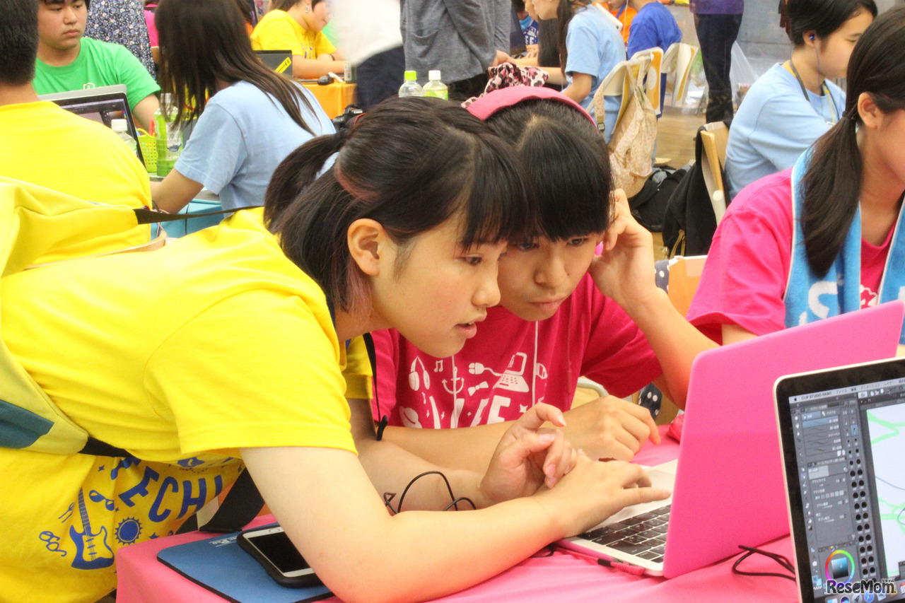 各チームには「メンター」と呼ばれる担任スタッフが1名つく。メンターはおもに大学生が担当し、5～6人の参加者を受け持つ