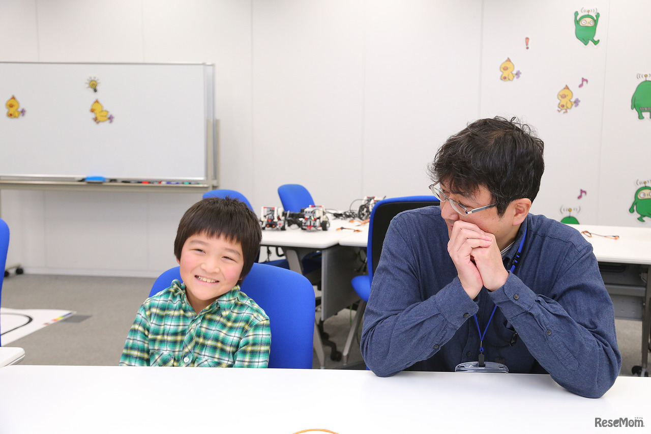 プログラミング体験会の感想を語る亮太くんとお父さま（F@IT Kids Club体験会）