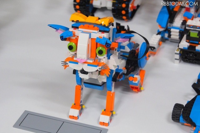 子猫のフランキー。ハッピー・バースデイ・トゥ・ユーを歌う、猫なで声をあげて尻尾を振る、など女の子が喜びそうな動作に対応している