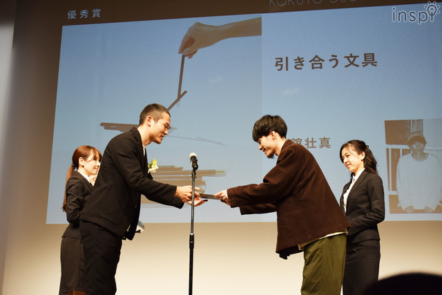 「コクヨデザインアワード2017」表彰式／優秀賞「引き合う文具」古舘壮真　プレゼンターは鈴木康広氏