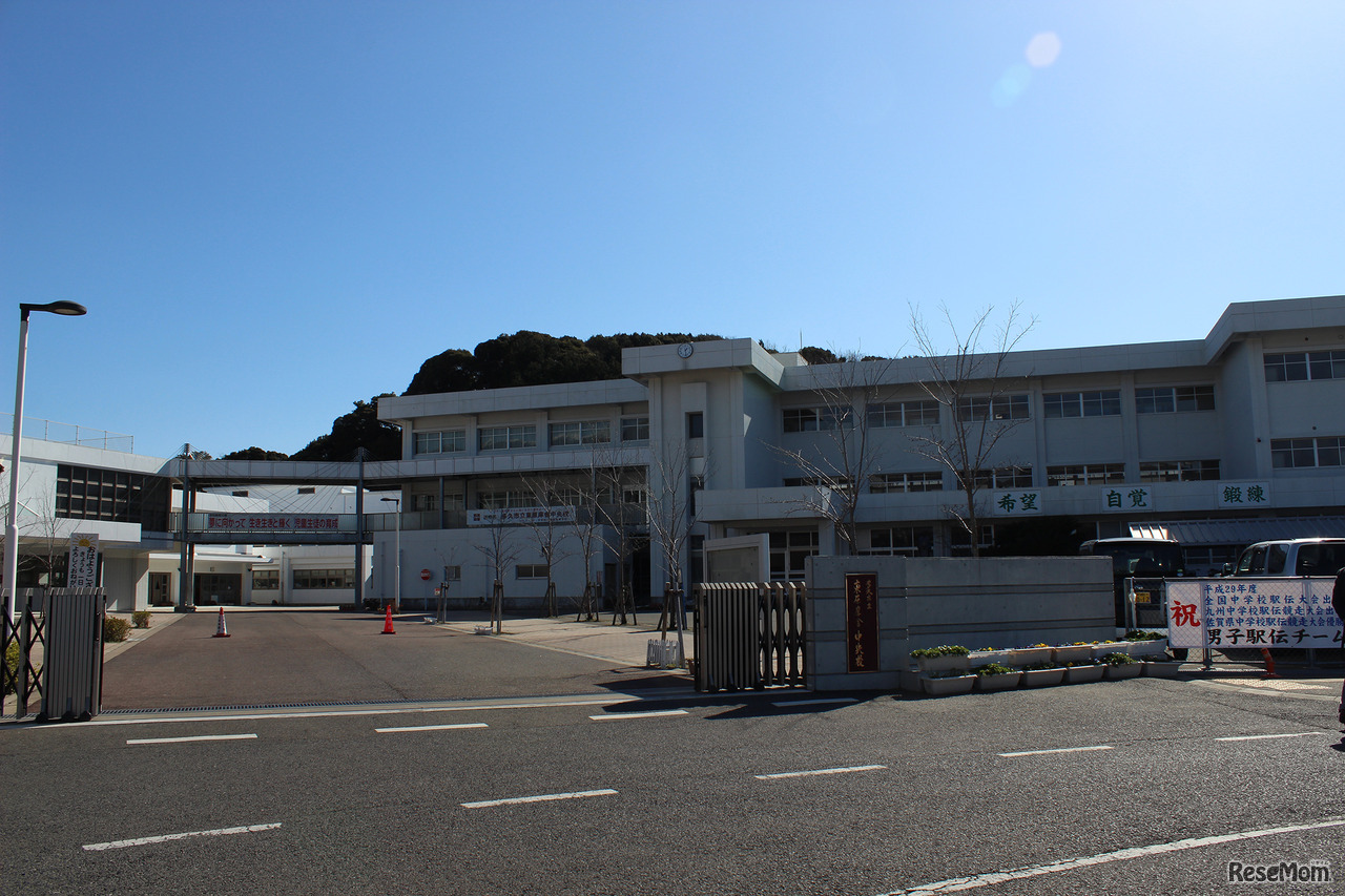 佐賀県多久市立東原庠舎中央校（たくしりつ とうげんしょうしゃ ちゅうおうこう）。2013年4月1日から小中一貫校としてスタートした