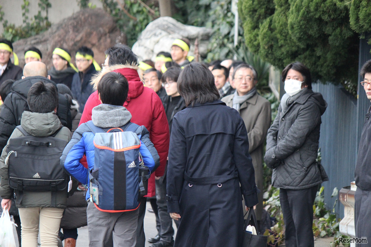 開成中学校で行われる平成30年度入学者選抜試験に向かう親子の姿