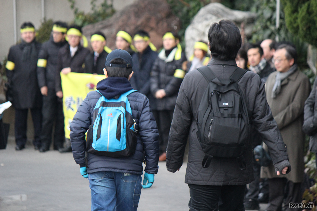 開成中学校で行われる平成30年度入学者選抜試験に向かう親子の姿。JR西日暮里駅から開成中学校までの歩道でも、応援に駆けつけた関係者が待っていた