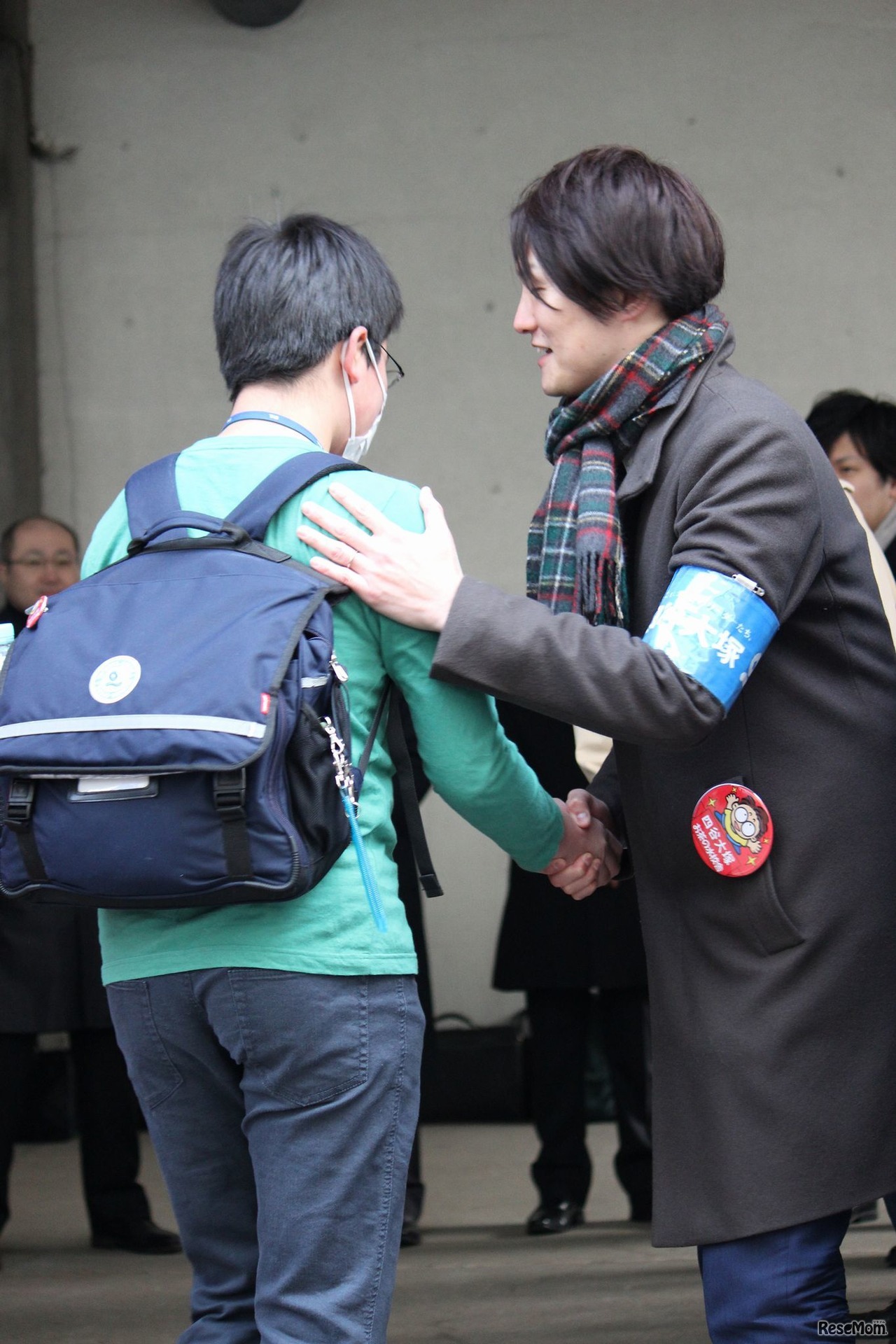 受験生を塾関係者が迎える。写真は四谷大塚。かたく手を握り、あたたかく送り出す