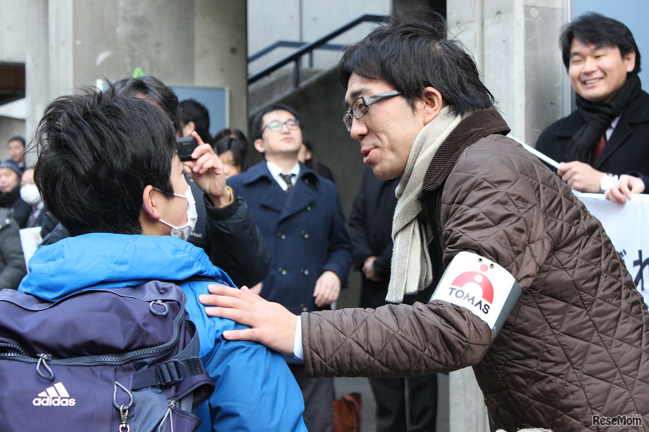 写真はTOMAS。関係者が一丸となり、受験生に「頑張れ！」「行ってらっしゃい！」と声援を送った