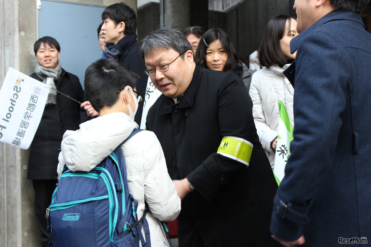 受験生を塾関係者が迎える。写真は栄光ゼミナール。手を握り、にこやかに送り出した