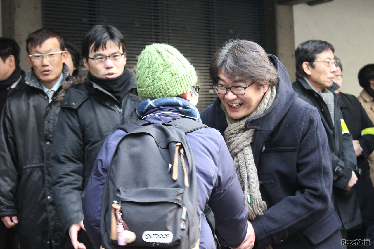 受験生を塾関係者が迎える。写真は早稲田アカデミー。「行ってらっしゃい！」と元気よく送り出していた