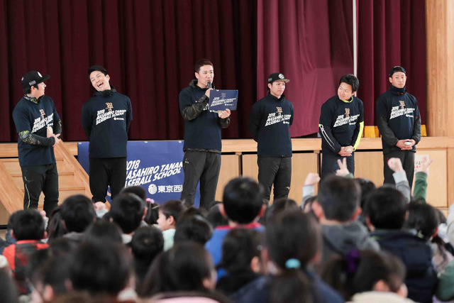 田中将大、被災エリアで子どもたちとキャッチボール