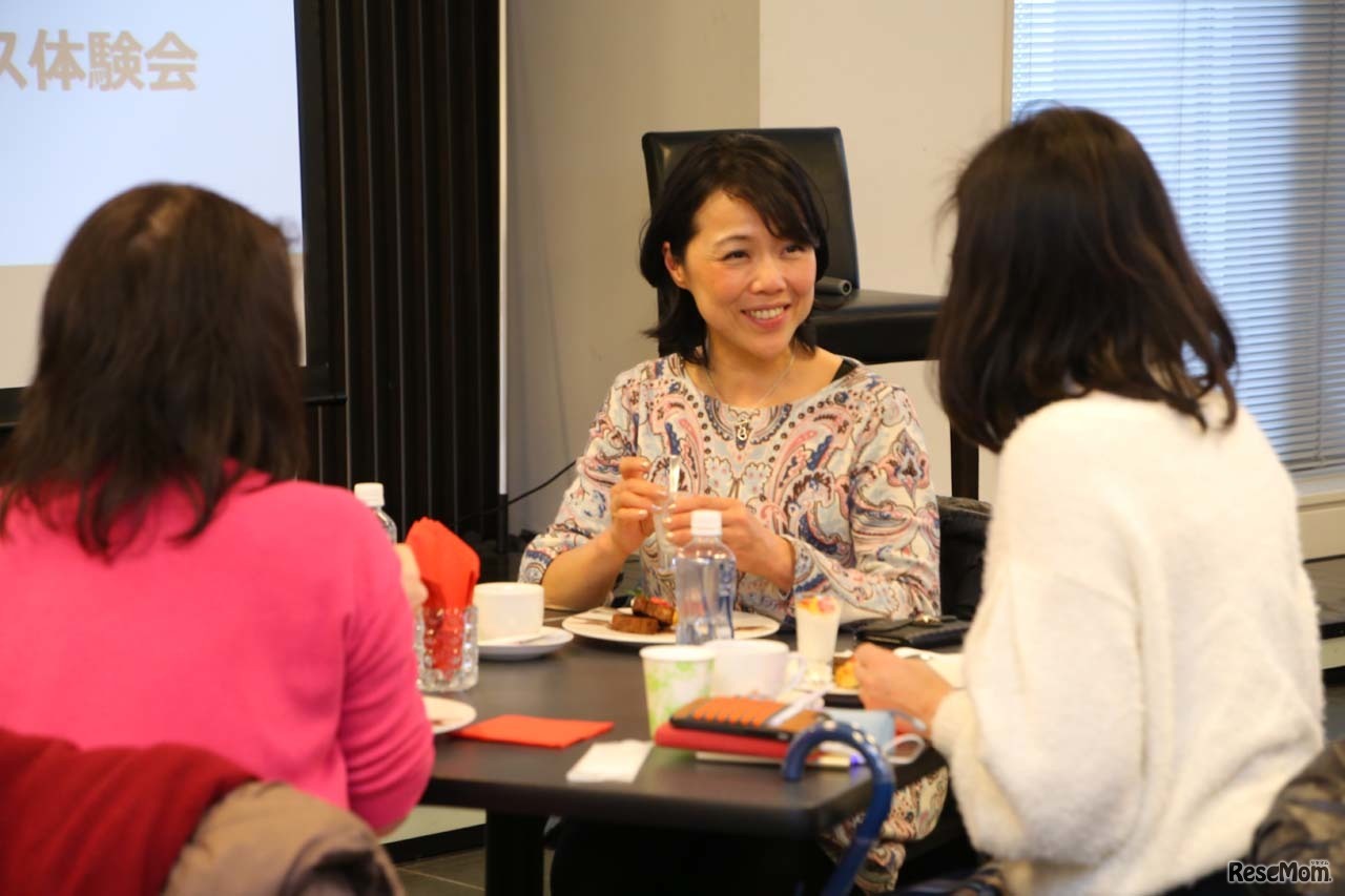 スイーツを楽しむ参加者たち