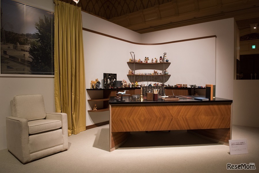 ウォルト・ディズニーが在りし日に使用した仕事場を細部にわたって再現　(c) Disney