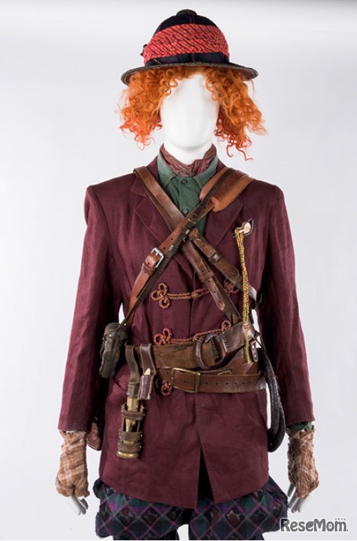 「アリス・イン・ワンダーランド／時間の旅」ジョニー・デップのアイデアが詰まった衣装と小道具　(c) Disney