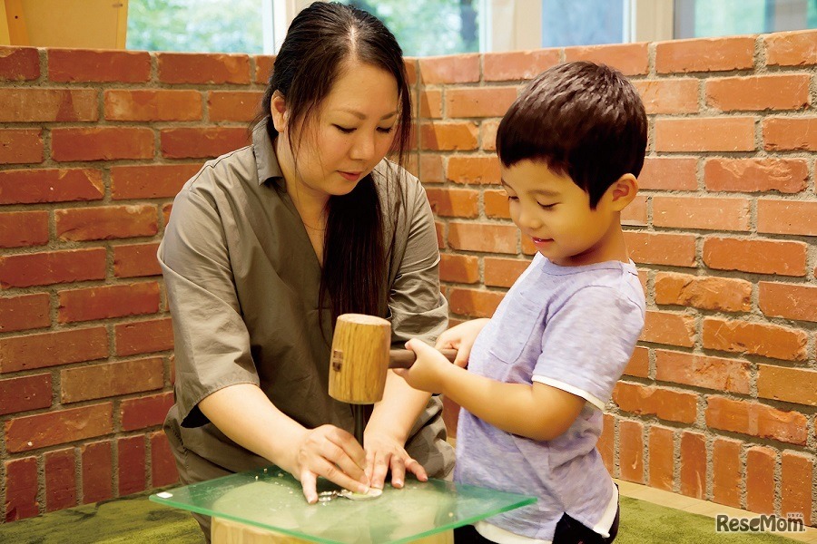 木にヤスリをかけたり、革に自分のイニシャルをトンカチで刻印したりする作業を体験できる