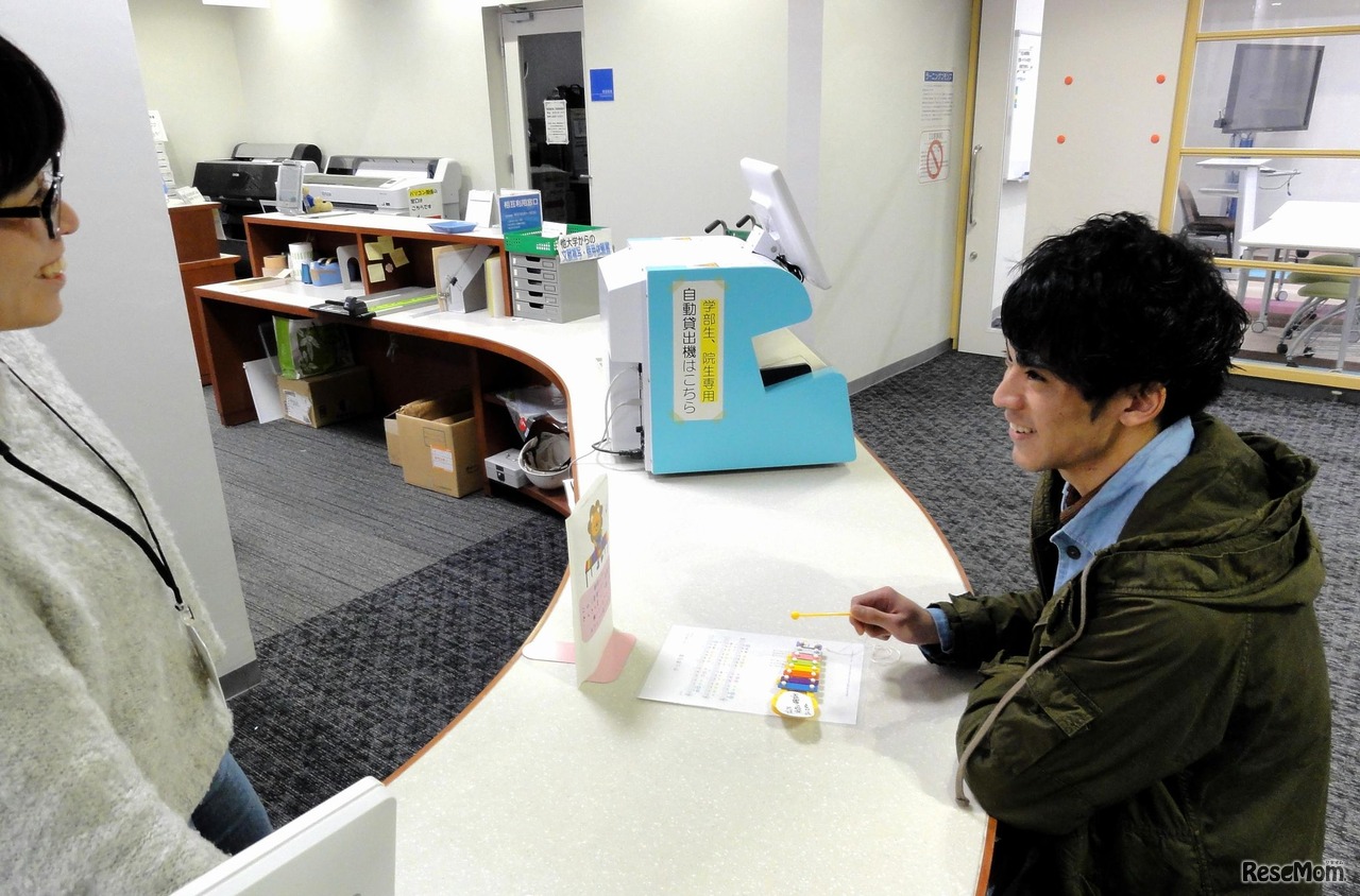 呼び出す、という目的だけでなく、学生とスタッフの交流が増え、結果として図書館への要望等を聞く機会が増えたという　画像提供：福岡教育大学学術情報課