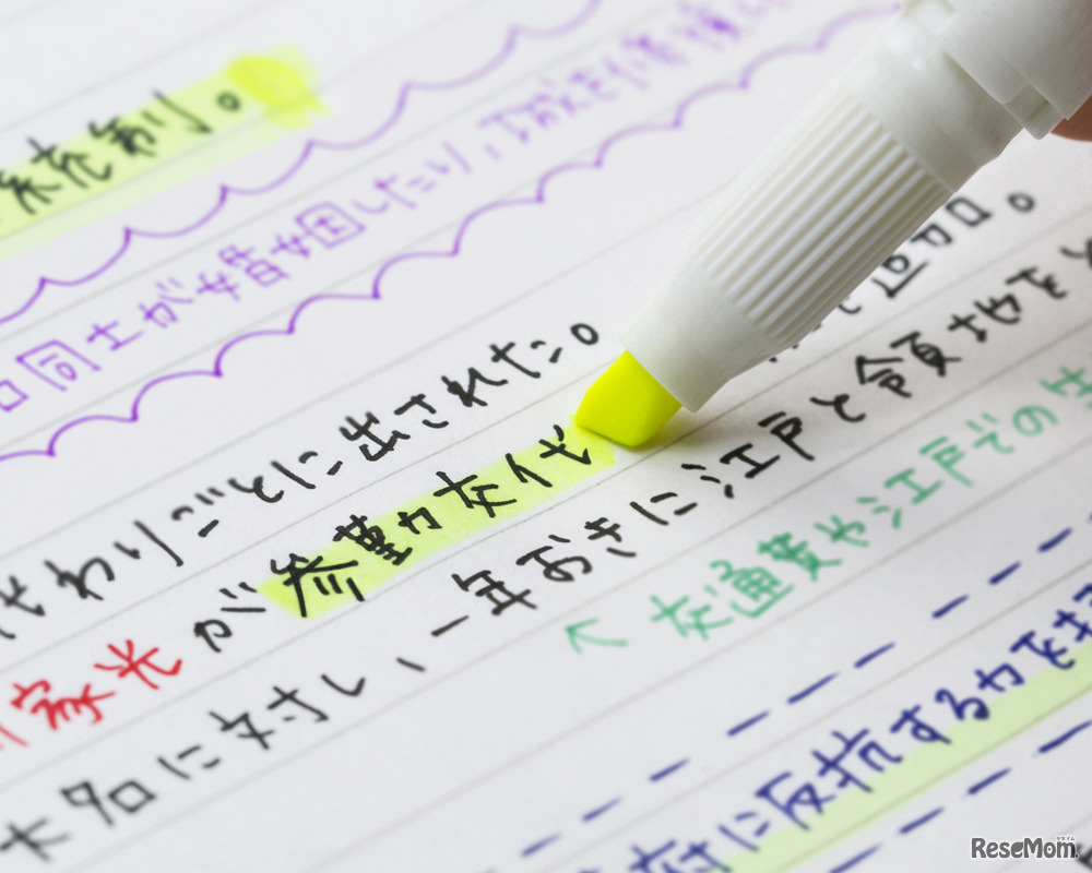 ゼブラ新商品「サラサマークオン」で書いた文字は、蛍光ペンで上から線をひいてもにじまない（時間や紙質によって例外あり）
