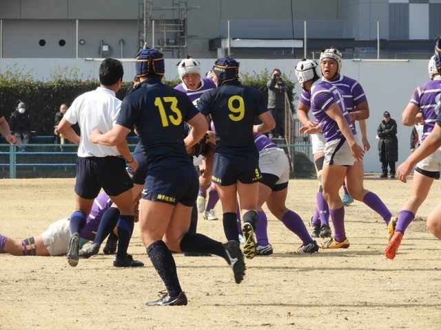激しい中盤の攻防が展開された國學院栃木（紺）と東京（紫）の試合