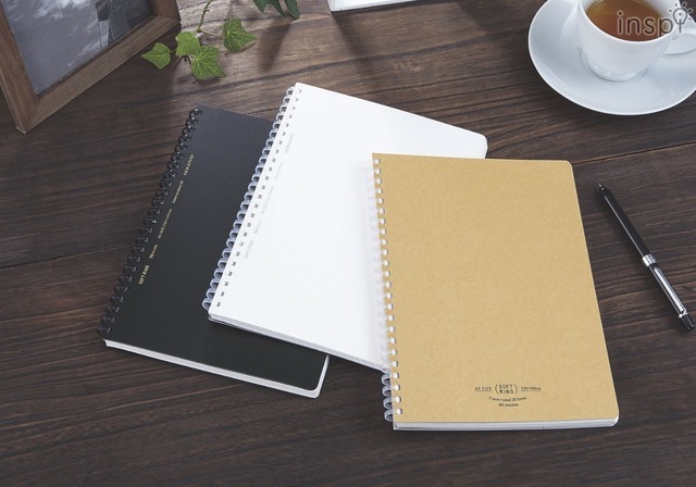 ソフトリングノート（右から）ナチュラル、クリア、ビジネス