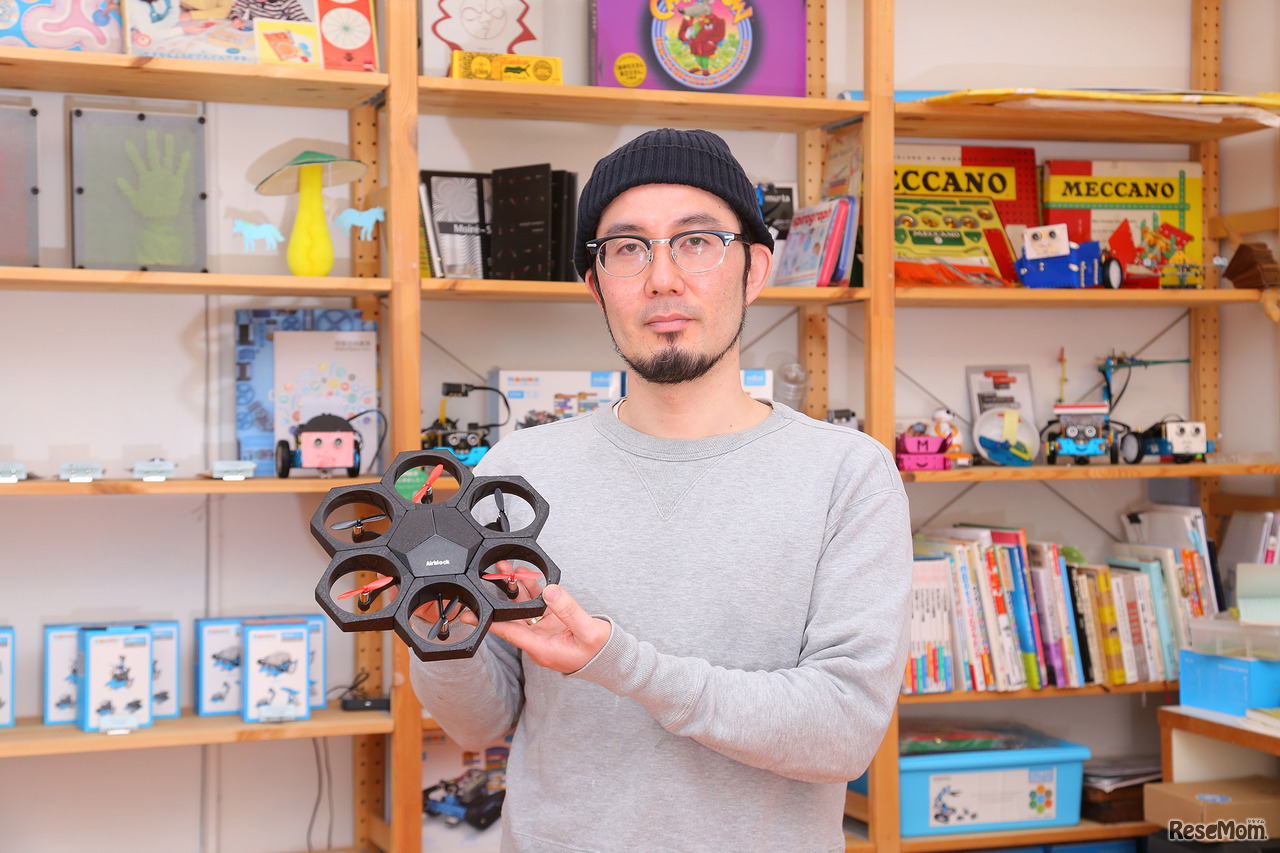 知育ドローン「Airblock」とアザイ・コミュニケーションズ代表取締役 久木田寛直氏