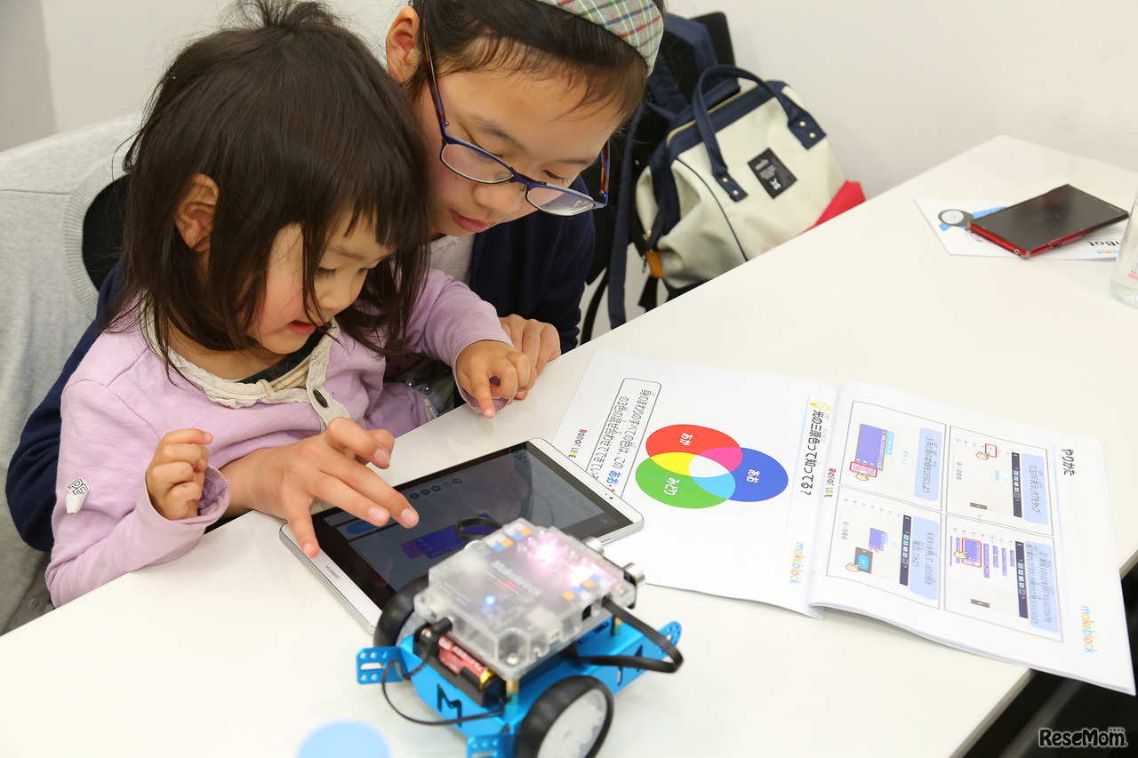 小さな妹も「mBot」をいっしょに操作