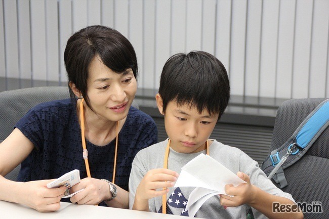 模擬券を使用したお札の数え方体験（写真は過去開催時のようす）