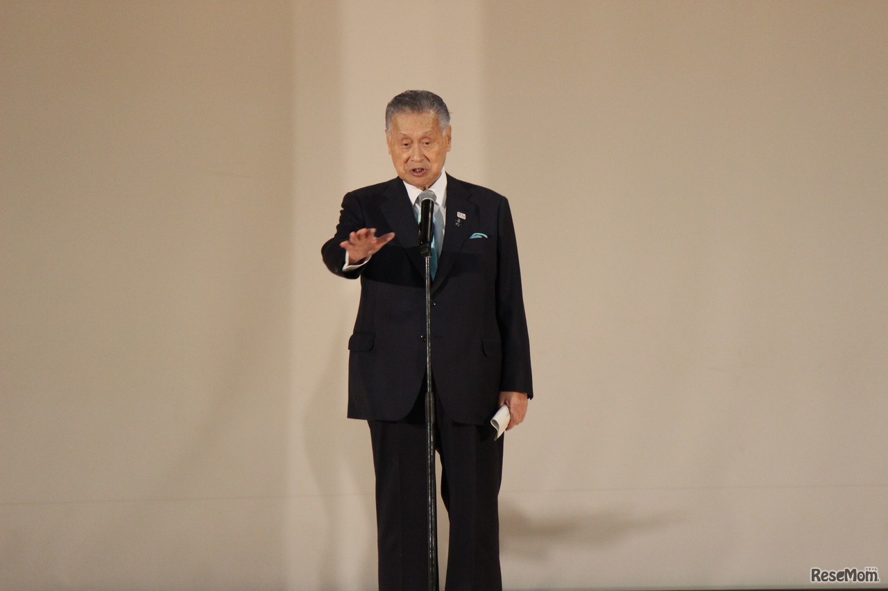 結果発表会に登壇した、東京2020組織委員会会長の森喜朗氏。「日本で初めて、世界で初めて、小学生の子どもたちが、オリジナルのマスコットを決めるという、大変なことをやっているんだよ。すごいんだよみんな。」と、児童に呼びかけた。
