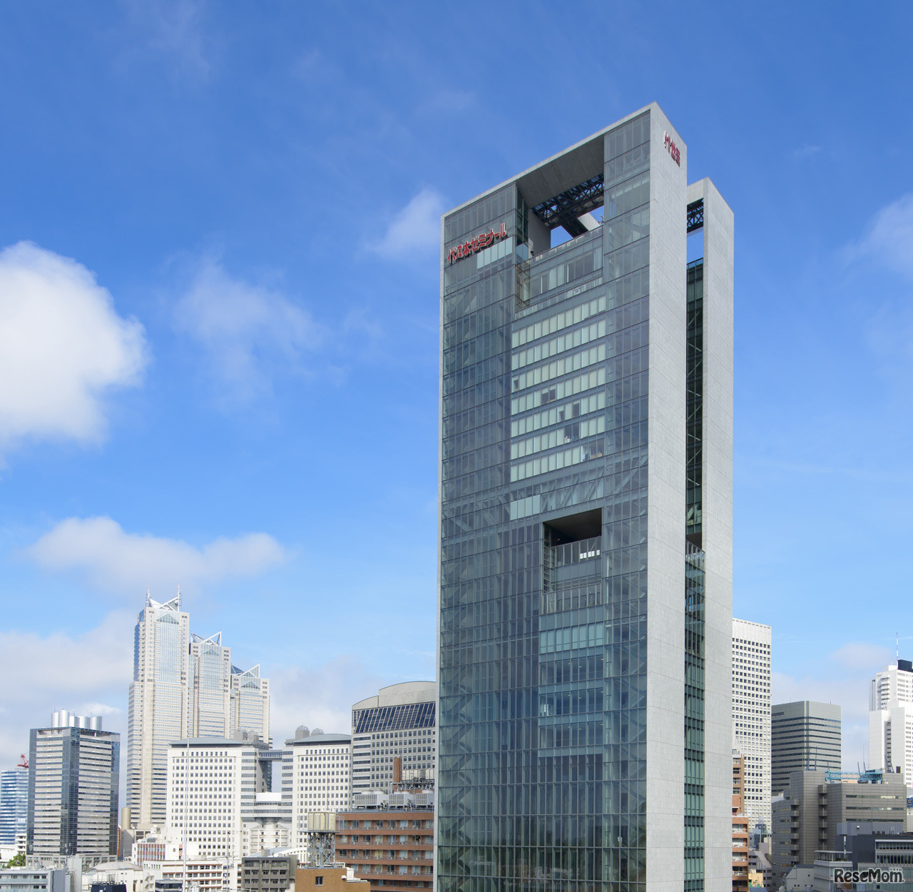 JR新宿駅新南改札から徒歩5分という好立地に位置する本部校 代ゼミタワー