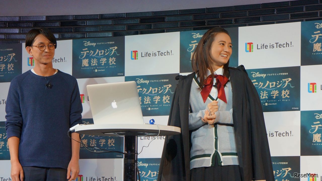 プログラミングに挑戦する岡田結実さん。実際に会場でプログラムを完成させる