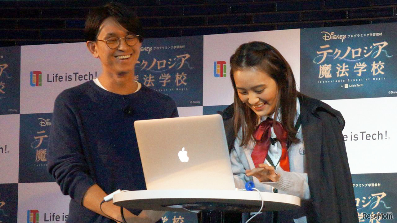 プログラミングに挑戦する岡田結実さん。実際に会場でプログラムを完成させる