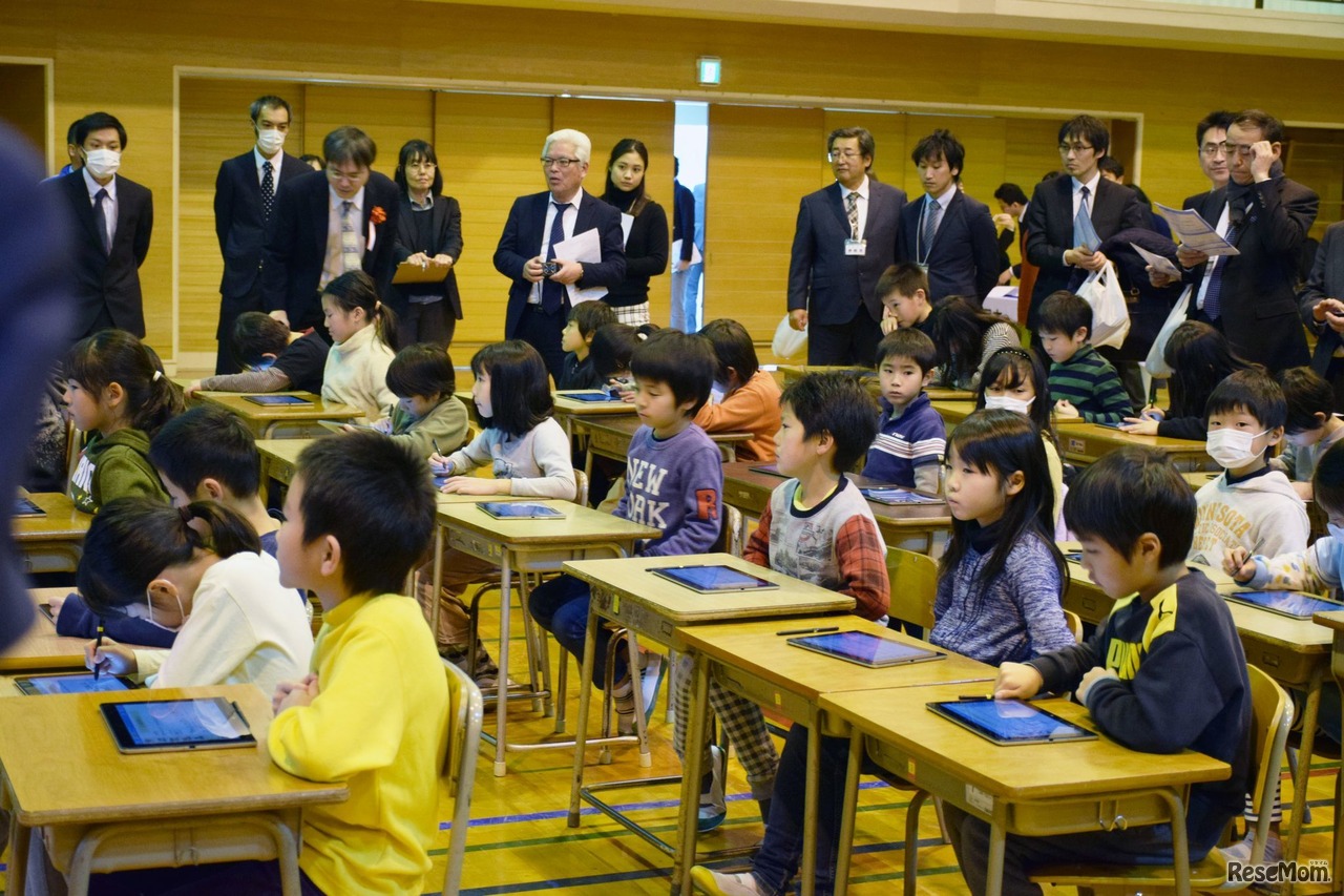 東京都八丈島・八丈町立三根小学校で2018年2月20日に行われた公開授業のようす