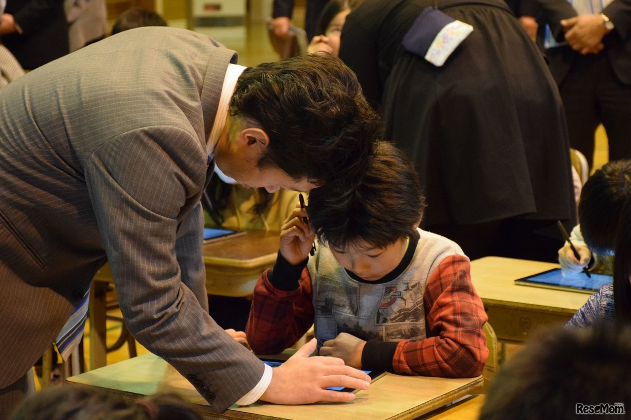 東京都八丈島・八丈町立三根小学校で2018年2月20日に行われた公開授業のようす