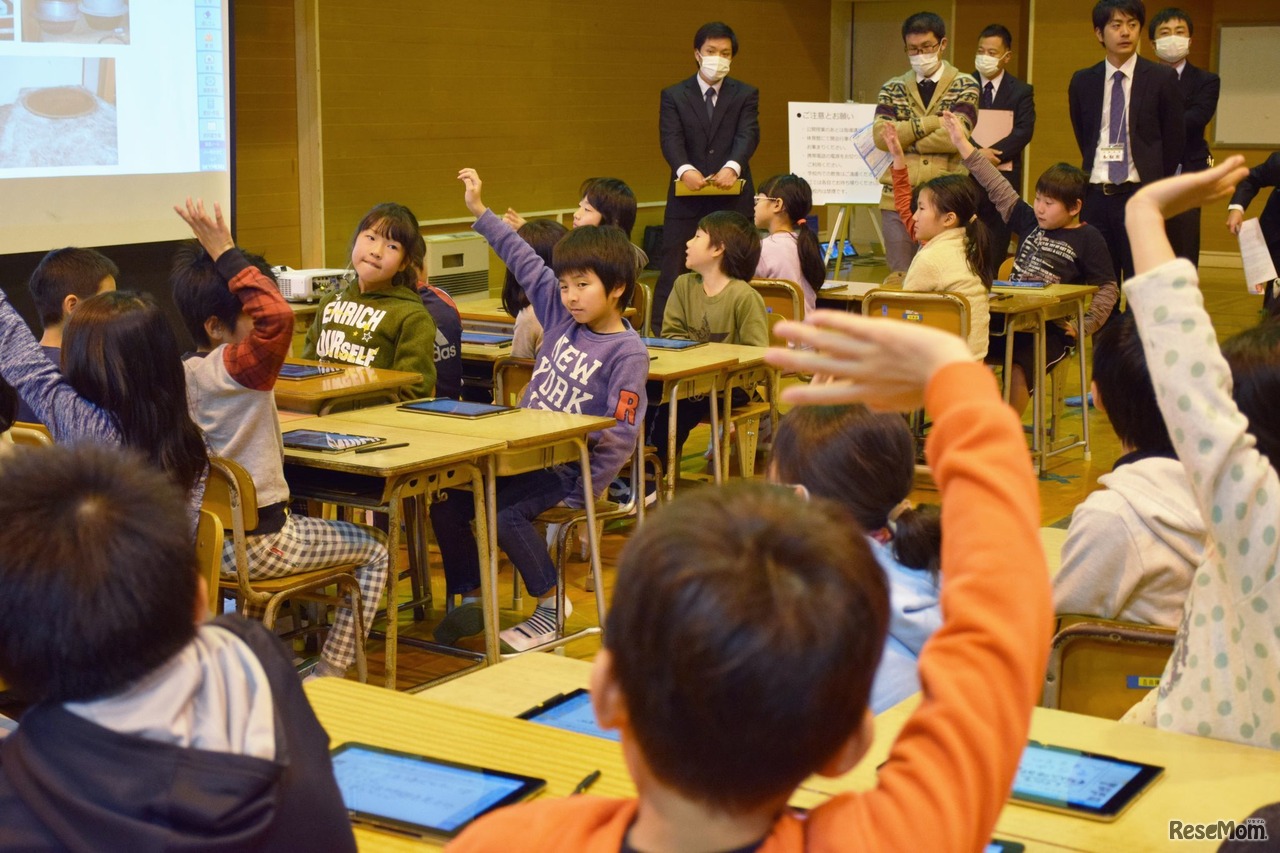 先生が「発表してくれる人はいますか」と声をかけると、多くの児童の手があがったのが印象的だった