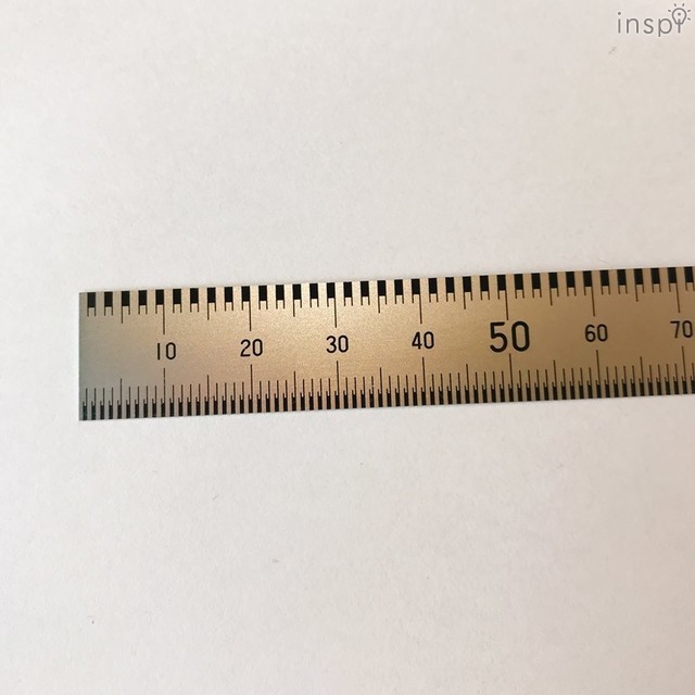 面と面との境界線で位置を示し、より正確な長さを計れる。