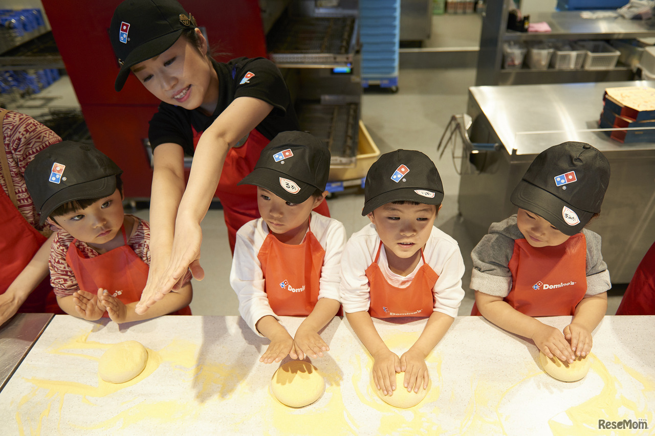 ピザの耳をつくってから引き延ばしていく