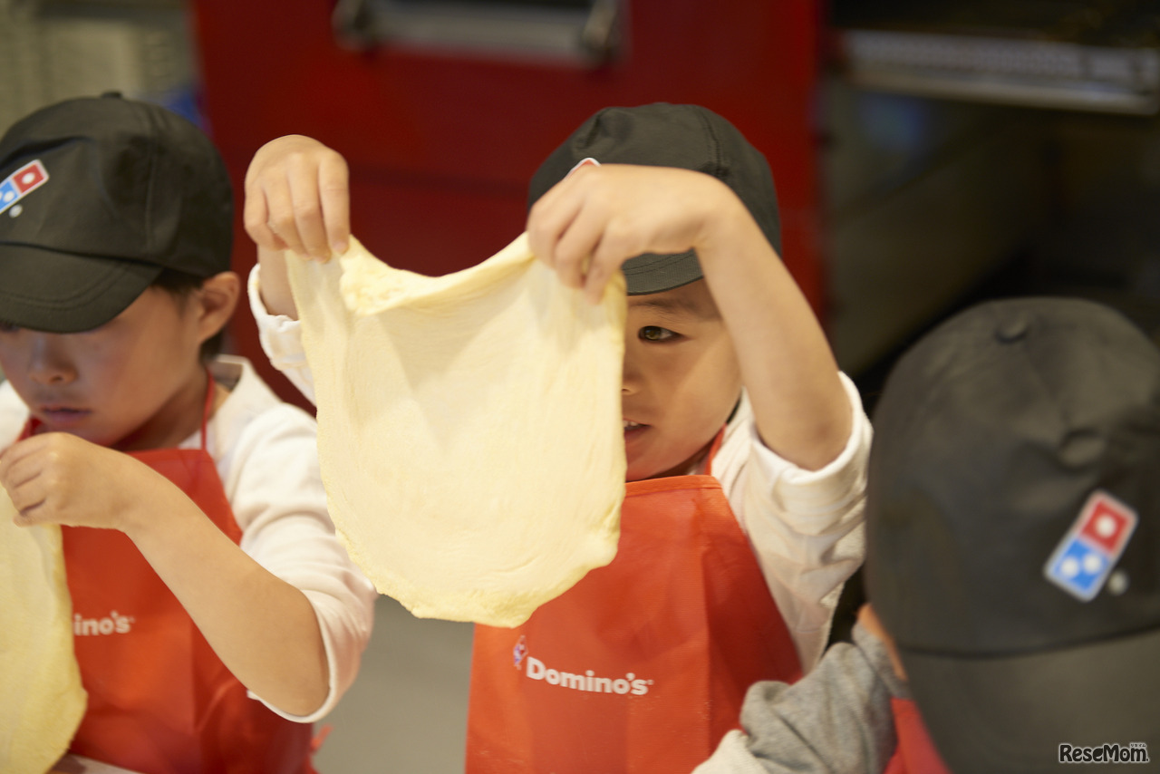 「ピザってこんなに難しいんだ～」と言いながらも楽しんで参加する子どもたち