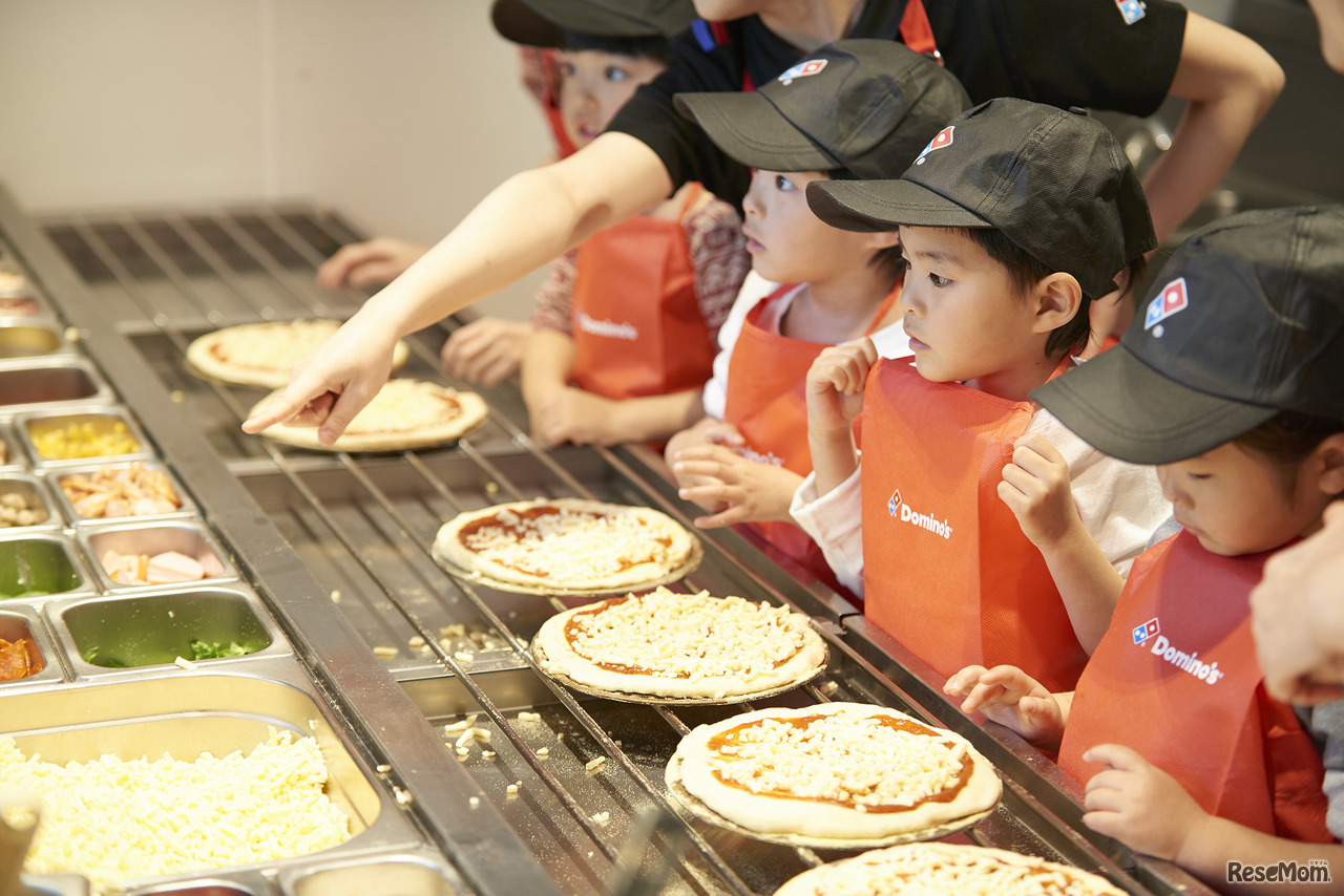 どんなピザになるか想像しながらトッピングを選んでいく子どもたち